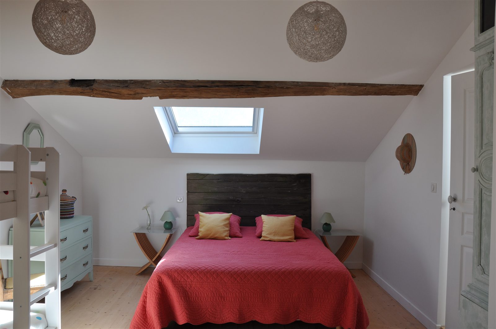 Chambre avec lit double sous une fenêtre de toit