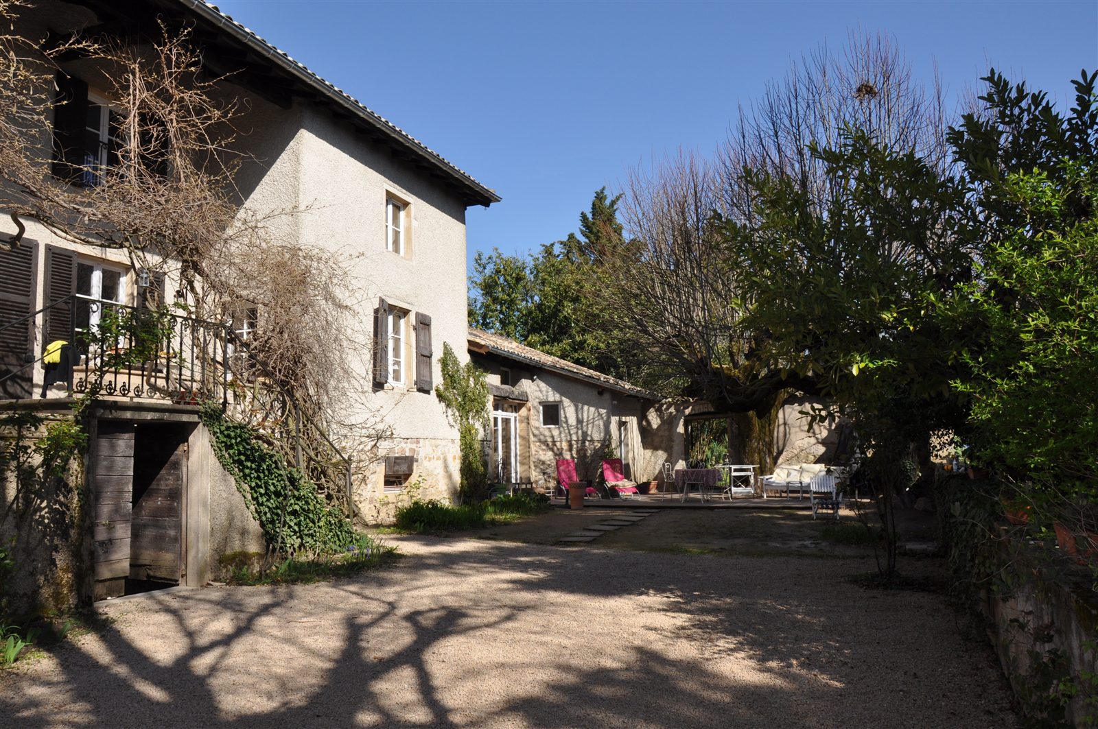 La maison en pierre et sa cour à la Villa Villou, à Romanèche-Thorins