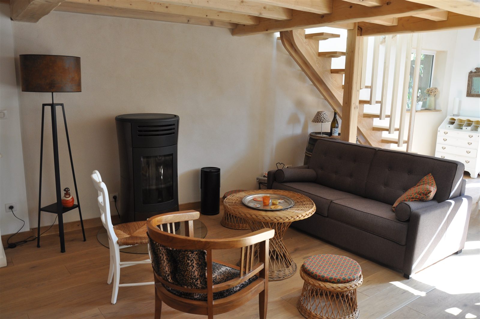 Canapé et poêle dans le salon de la Villa Villou