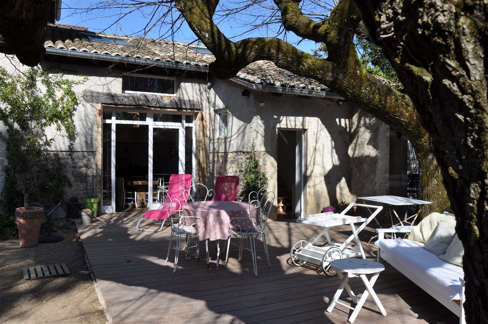 Terrasse aménagée dans la cour de la Villa Villou